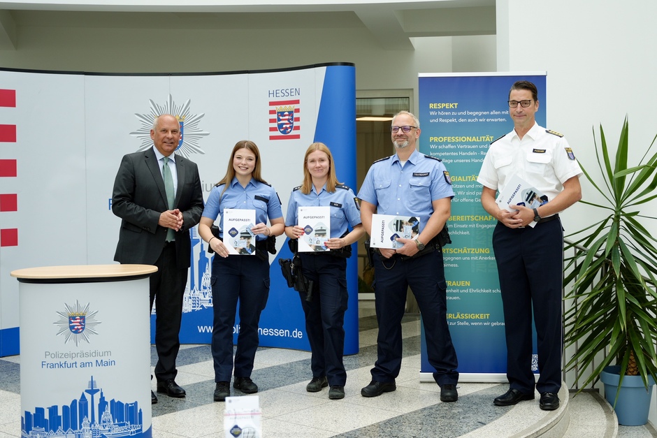 In Wiesbaden stelle Innenminister Poseck neue Dienstausweise für die Polizei Hessen vor.