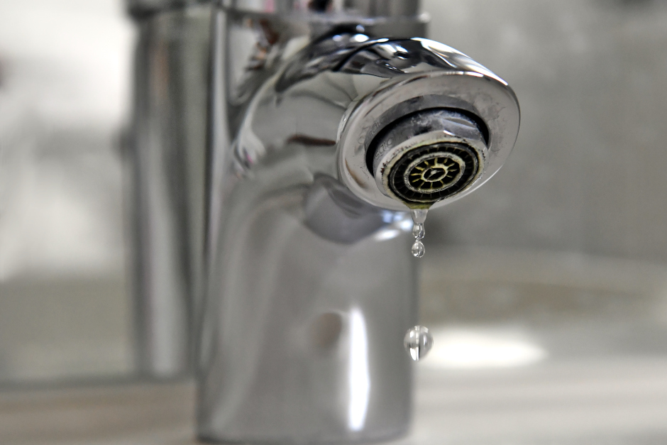 Rohbruch in Wiesbaden-Dotzheim Wasserversorgung in Teilen vom Kohlheck lahmgelegt. Einsatz bis in die Nacht – Versorger stellen Brauchwasserfass bereit