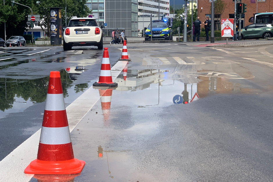 Wasserrohrbruch legt Verkehr am Gustav-Stresemann-Ring lahm