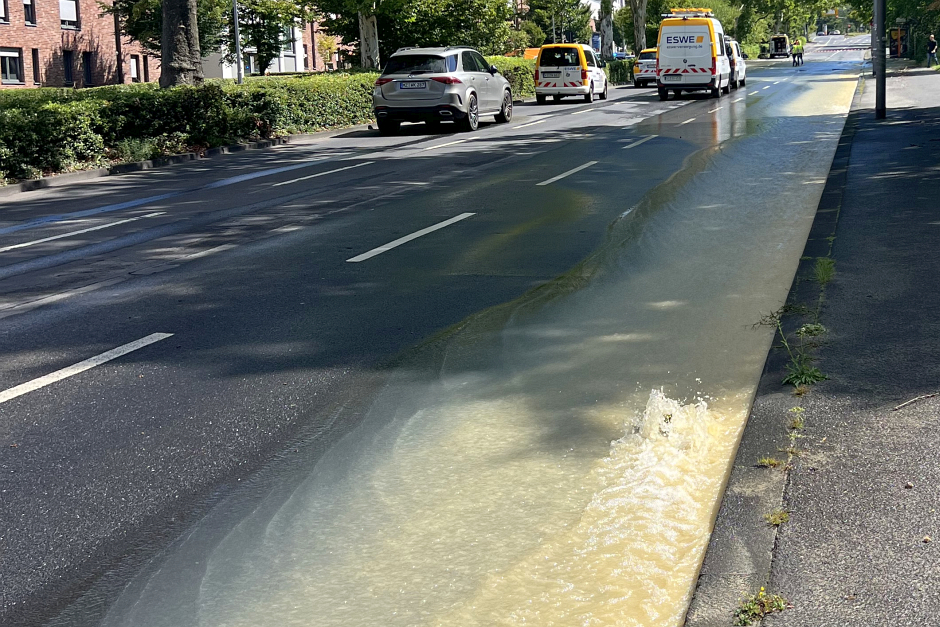 Wasserrohrbruch auf dem Gustav-Stresemann-Ring am Freitagvormittag. Verkehrschaos in Wiesbaden – Fahrspuren stadtauswärts gesperrt.