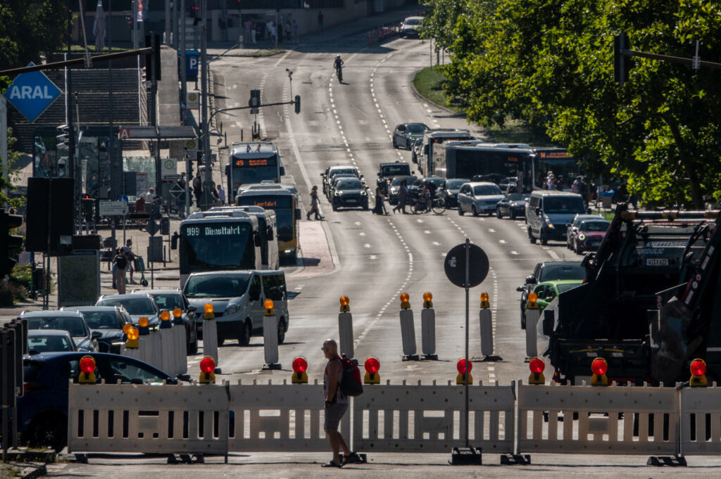 Die Stadt Wiesbaden hat eine Aktualisierung zur Sperrung des Gustav-Stresemann-Rings bekannt gegeben. Ab Mittwoch, dem 20. August, soll eine wichtige Umleitungsstrecke über die Nebenfahrbahn zur Verfügung stehen.