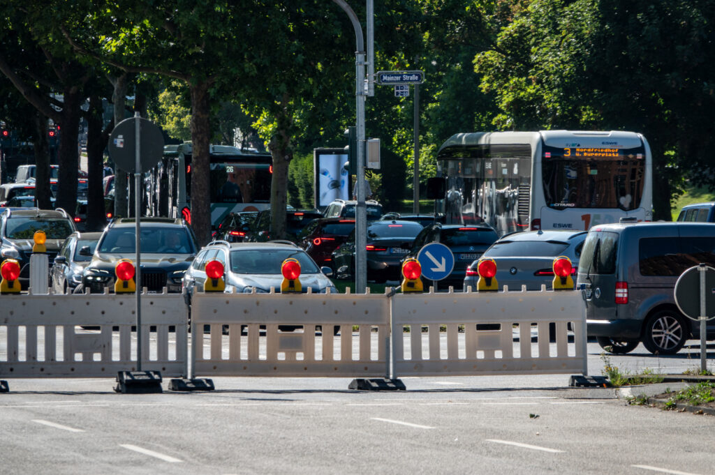 Die Stadt Wiesbaden hat eine Aktualisierung zur Sperrung des Gustav-Stresemann-Rings bekannt gegeben. Ab Mittwoch, dem 20. August, soll eine wichtige Umleitungsstrecke über die Nebenfahrbahn zur Verfügung stehen.