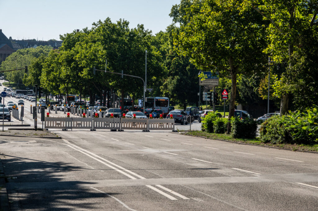 Die Stadt Wiesbaden hat eine Aktualisierung zur Sperrung des Gustav-Stresemann-Rings bekannt gegeben. Ab Mittwoch, dem 20. August, soll eine wichtige Umleitungsstrecke über die Nebenfahrbahn zur Verfügung stehen.