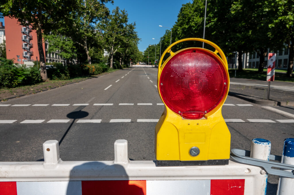 Die Stadt Wiesbaden hat eine Aktualisierung zur Sperrung des Gustav-Stresemann-Rings bekannt gegeben. Ab Mittwoch, dem 20. August, soll eine wichtige Umleitungsstrecke über die Nebenfahrbahn zur Verfügung stehen.