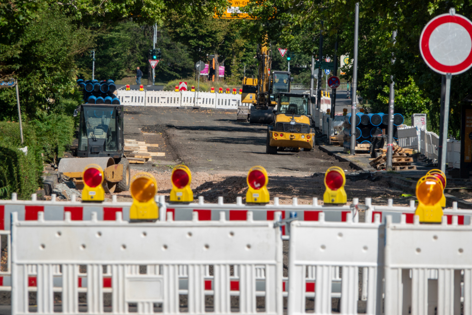 Nach dem massiven Wasserrohrbruch wird die Sanierung des Gustav-Stresemann-Rings ausgeweitet. Neben der Reparatur der beschädigten Trag- und Deckschicht wird nun auch eine 350 Meter lange Wasserleitung erneuert.