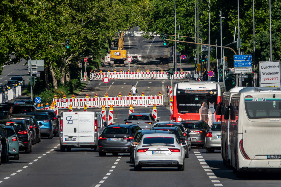 Der jüngste Wasserrohrbruch in Wiesbaden sorgt weiter für dicke Luft bei Pendlern: Seit dem 8. August ist der Gustav-Stresemann-Ring stadtauswärts zwischen Mainzer Straße und Wettinerstraße komplett dicht. Autos, Busse, Radfahrer – alle müssen Umwege nehmen. Die Stadt hat drei offizielle Ausweichrouten eingerichtet und bittet um Geduld.
