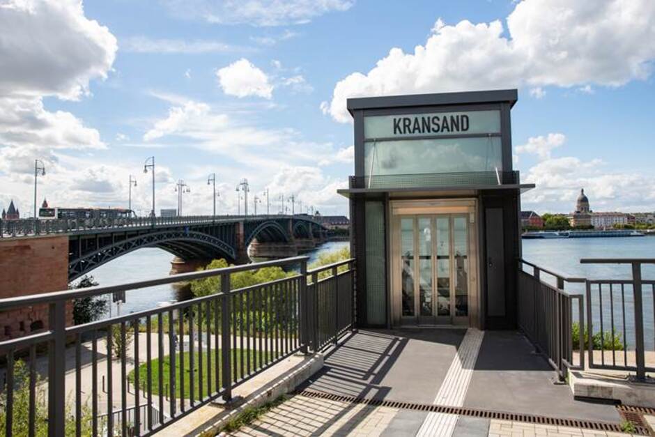 Der Aufzug am Freizeitgelände Kransand im Wiesbadener Vorort Mainz-Kastel ist bis auf Weiteres stillgelegt.