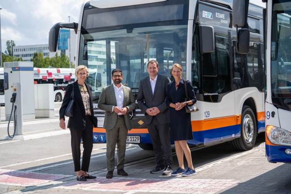 Wirtschaftsminister Mansoori besucht gemeinsam mit der IHK Wiesbaden Ausbildungsbetrieb ESWE Verkehr.