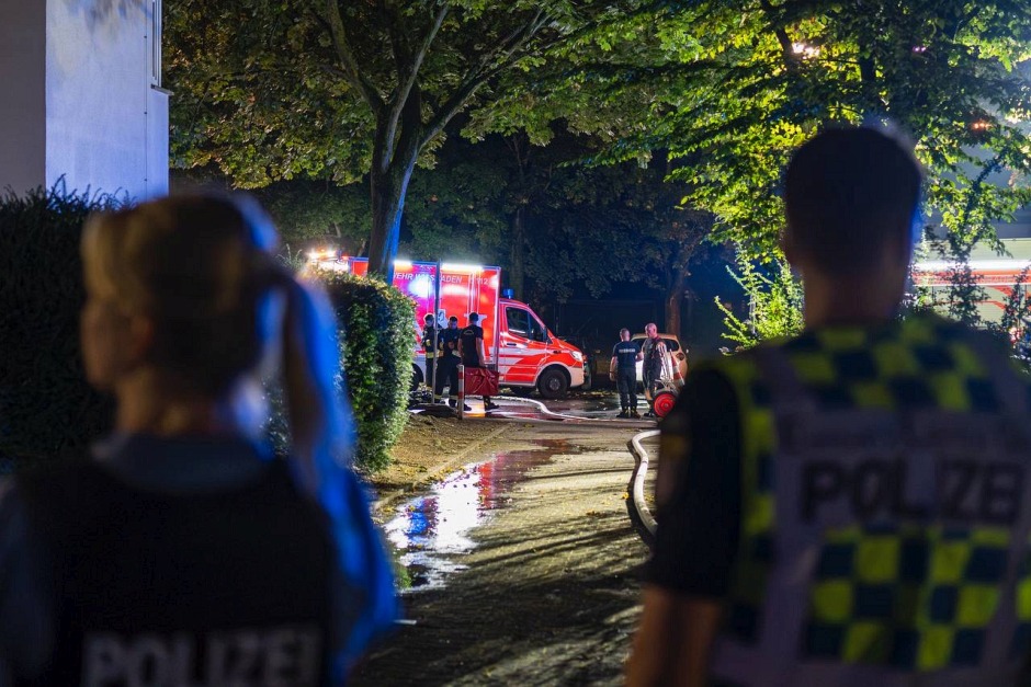 Am Mittwochabend kam es erneut zu einem Wohnungsbrand in der Semmelweisstraße. Im vierten Obergeschoss eines Mehrfamilienhauses stand ein Zimmer vollständig in Flammen, dichter Rauch zog durch das Gebäude. Zahlreiche Notrufe gingen bei der Leitstelle ein. Es ist bereits der zehnte Brand in diesem Haus seit Januar 2024 – die Polizei ermittelt.