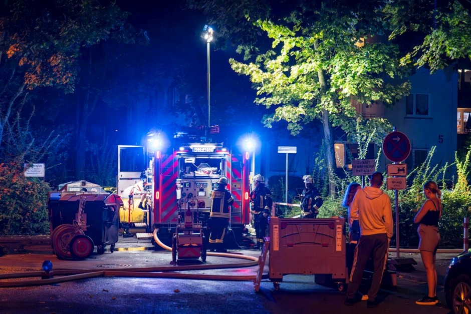 Am Mittwochabend kam es erneut zu einem Wohnungsbrand in der Semmelweisstraße. Im vierten Obergeschoss eines Mehrfamilienhauses stand ein Zimmer vollständig in Flammen, dichter Rauch zog durch das Gebäude. Zahlreiche Notrufe gingen bei der Leitstelle ein. Es ist bereits der zehnte Brand in diesem Haus seit Januar 2024 – die Polizei ermittelt.