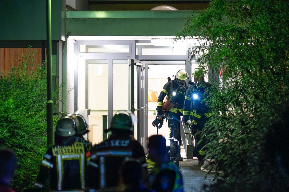 Am Mittwochabend kam es erneut zu einem Wohnungsbrand in der Semmelweisstraße. Im vierten Obergeschoss eines Mehrfamilienhauses stand ein Zimmer vollständig in Flammen, dichter Rauch zog durch das Gebäude. Zahlreiche Notrufe gingen bei der Leitstelle ein. Es ist bereits der zehnte Brand in diesem Haus seit Januar 2024 – die Polizei ermittelt.