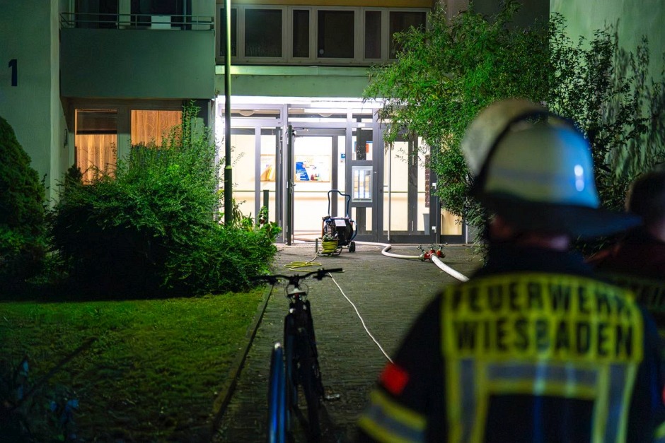 Am Mittwochabend kam es erneut zu einem Wohnungsbrand in der Semmelweisstraße. Im vierten Obergeschoss eines Mehrfamilienhauses stand ein Zimmer vollständig in Flammen, dichter Rauch zog durch das Gebäude. Zahlreiche Notrufe gingen bei der Leitstelle ein. Es ist bereits der zehnte Brand in diesem Haus seit Januar 2024 – die Polizei ermittelt.