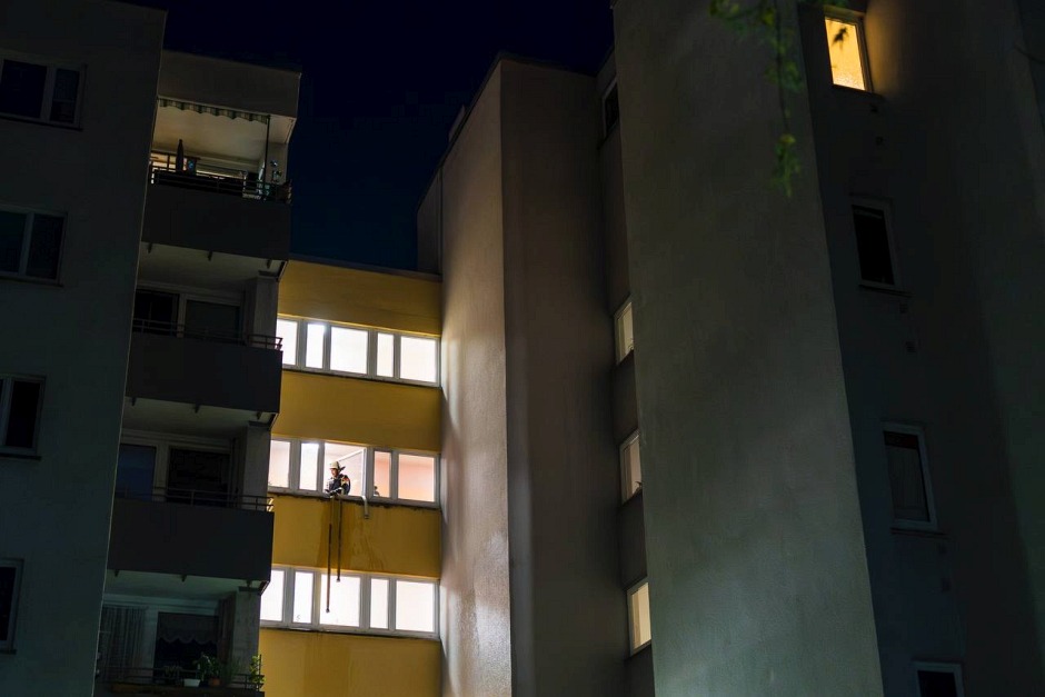 Am Mittwochabend kam es erneut zu einem Wohnungsbrand in der Semmelweisstraße. Im vierten Obergeschoss eines Mehrfamilienhauses stand ein Zimmer vollständig in Flammen, dichter Rauch zog durch das Gebäude. Zahlreiche Notrufe gingen bei der Leitstelle ein. Es ist bereits der zehnte Brand in diesem Haus seit Januar 2024 – die Polizei ermittelt.