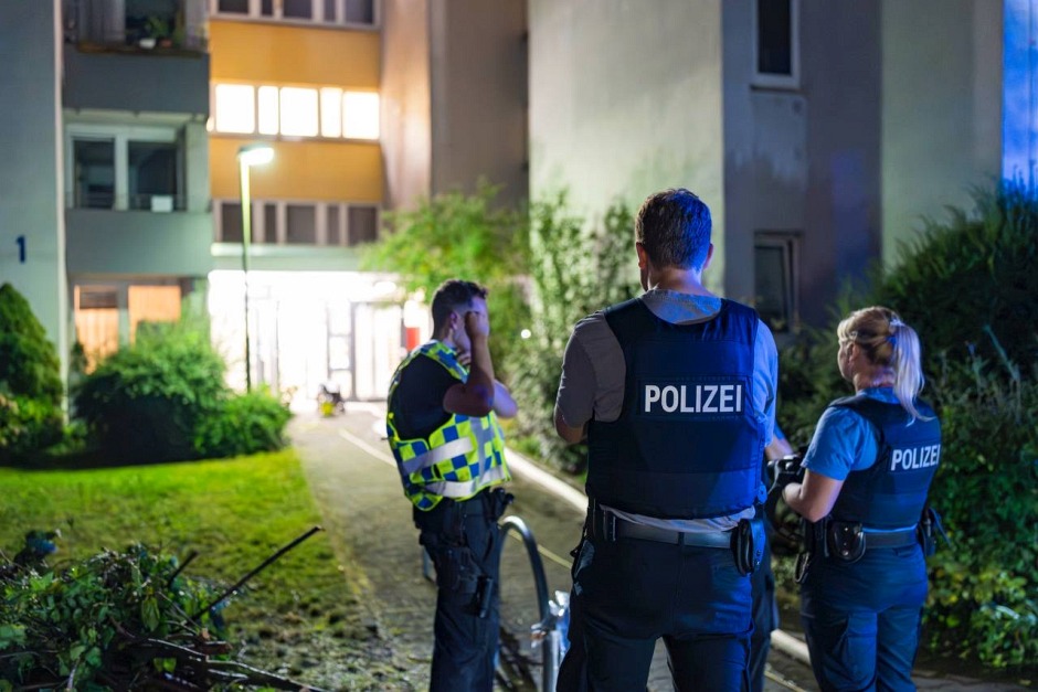 Am Mittwochabend kam es erneut zu einem Wohnungsbrand in der Semmelweisstraße. Im vierten Obergeschoss eines Mehrfamilienhauses stand ein Zimmer vollständig in Flammen, dichter Rauch zog durch das Gebäude. Zahlreiche Notrufe gingen bei der Leitstelle ein. Es ist bereits der zehnte Brand in diesem Haus seit Januar 2024 – die Polizei ermittelt.