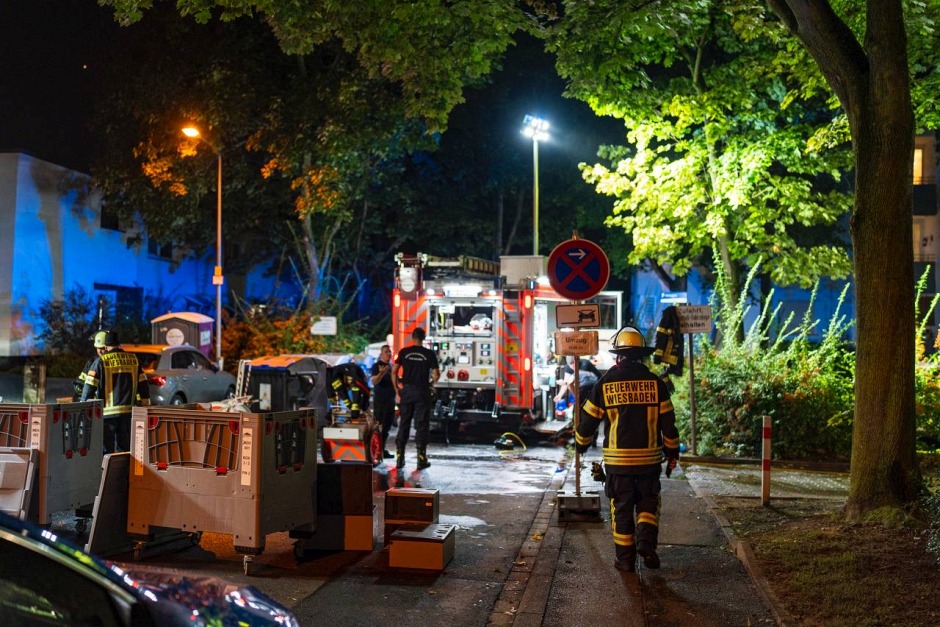 Am Mittwochabend kam es erneut zu einem Wohnungsbrand in der Semmelweisstraße. Im vierten Obergeschoss eines Mehrfamilienhauses stand ein Zimmer vollständig in Flammen, dichter Rauch zog durch das Gebäude. Zahlreiche Notrufe gingen bei der Leitstelle ein. Es ist bereits der zehnte Brand in diesem Haus seit Januar 2024 – die Polizei ermittelt.