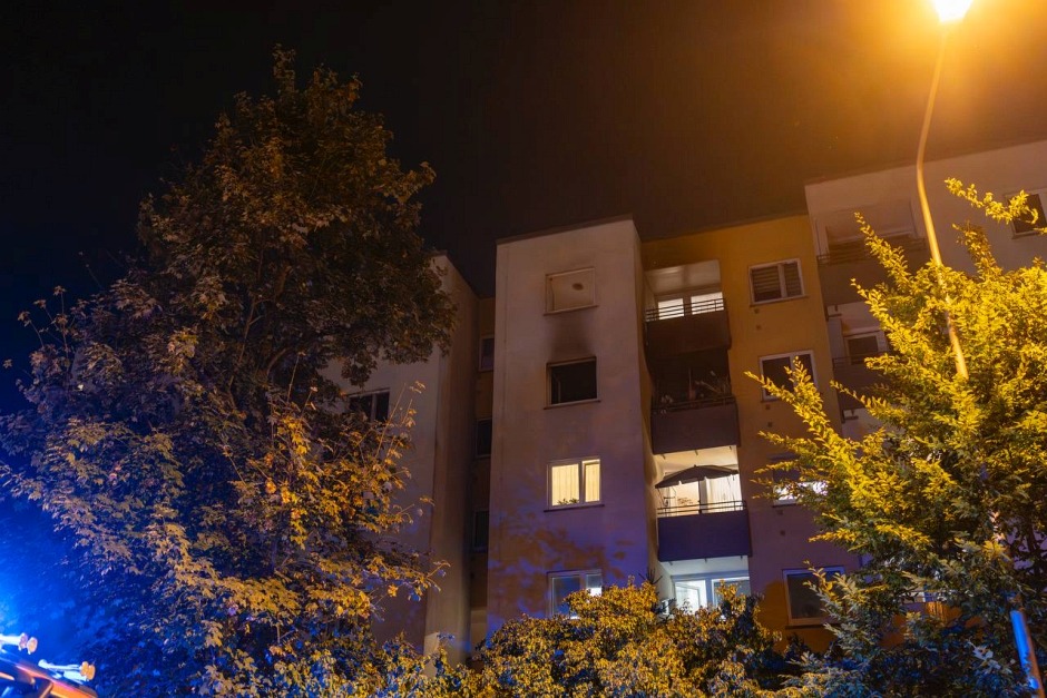 Am Mittwochabend kam es erneut zu einem Wohnungsbrand in der Semmelweisstraße. Im vierten Obergeschoss eines Mehrfamilienhauses stand ein Zimmer vollständig in Flammen, dichter Rauch zog durch das Gebäude. Zahlreiche Notrufe gingen bei der Leitstelle ein. Es ist bereits der zehnte Brand in diesem Haus seit Januar 2024 – die Polizei ermittelt.