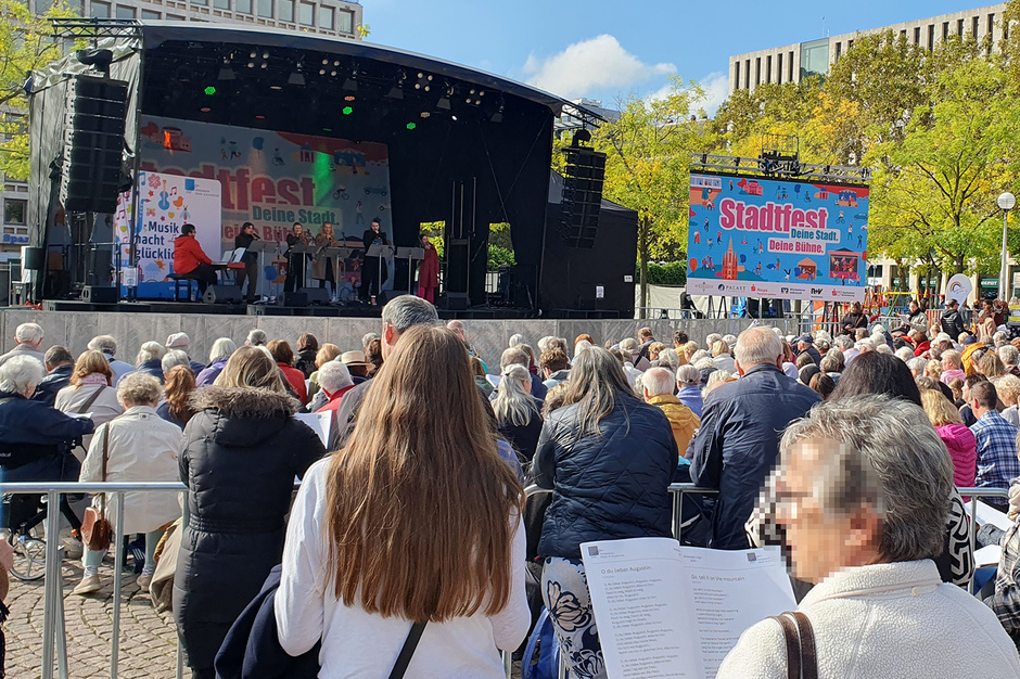 Im Rahmen des Wiesbadener Stadtfestes sind alle Generationen aufgerufen bei Wiesbaden singt mitzumachen.