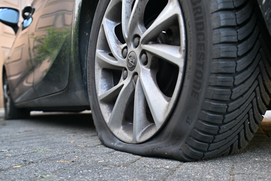 Mehrere Reifen von Autos am Samstag in Wiesbaden zerstochen.