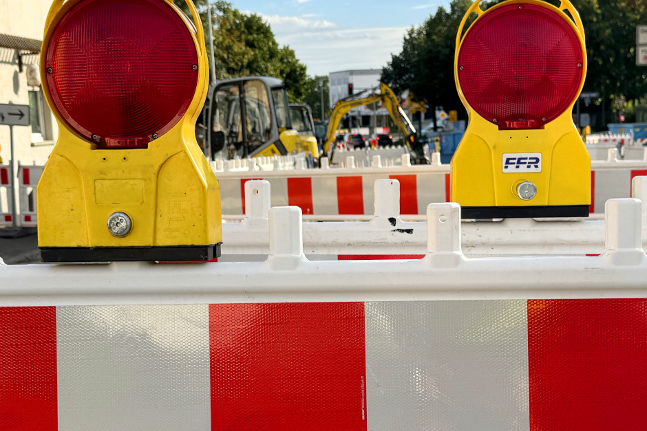 Sperrung der Straße Leineweberweg in Wiesbaden-Bierstadt für Bauarbeiten.