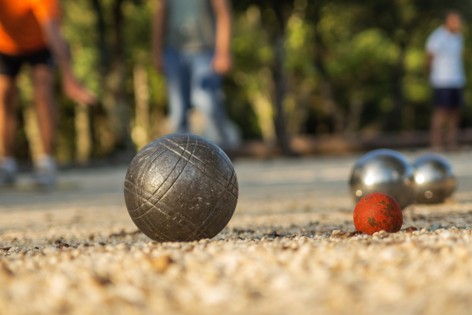 Der Luisenplatz in Wiesbaden hat eine neue frisch installierte Boule-Anlage.