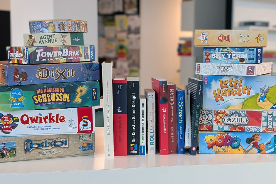 In der Stadt- und Musikbibliothek Wiesbaden finden sich neue Brettspiele und Bücher über Spielkultur.