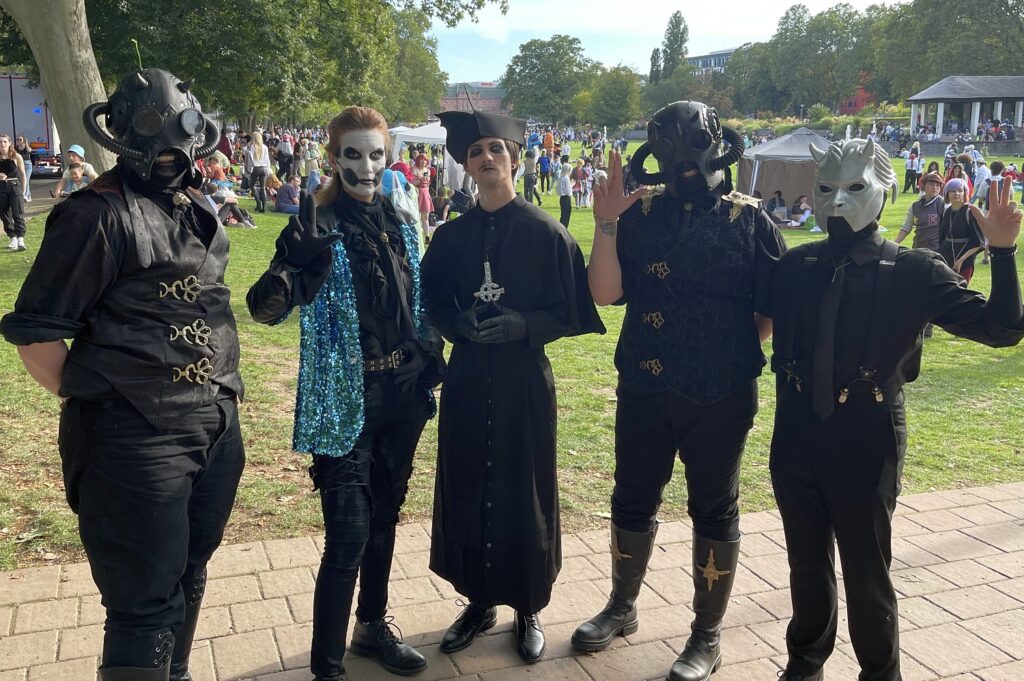 An diesem Wochenende, von Freitag, dem 5. September, bis Sonntag, dem 7. September, verwandelt sich die Innenstadt wieder in eine bunte Bühne für Anime- und Manga-Fans. Die Convention Connichi findet zum dritten Mal im RheinMain CongressCenter (RMCC) statt und erwartet Tausende von Besucherinnen und Besuchern in fantasievollen Kostümen
