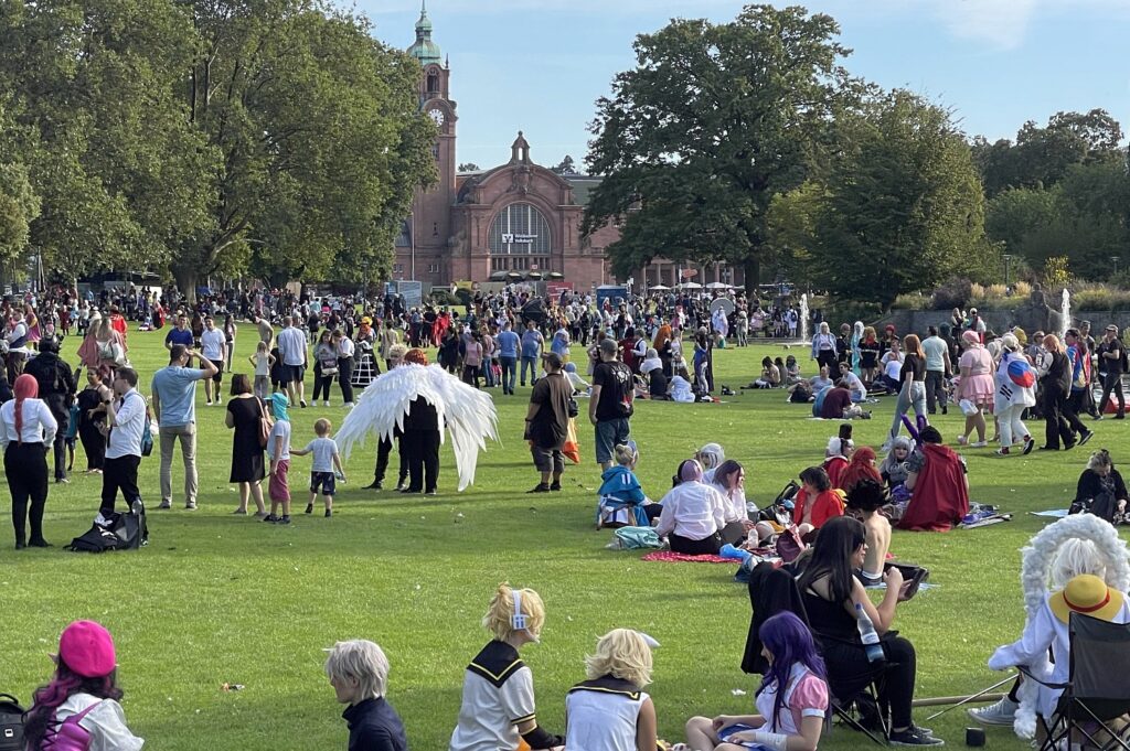 An diesem Wochenende, von Freitag, dem 5. September, bis Sonntag, dem 7. September, verwandelt sich die Innenstadt wieder in eine bunte Bühne für Anime- und Manga-Fans. Die Convention Connichi findet zum dritten Mal im RheinMain CongressCenter (RMCC) statt und erwartet Tausende von Besucherinnen und Besuchern in fantasievollen Kostümen