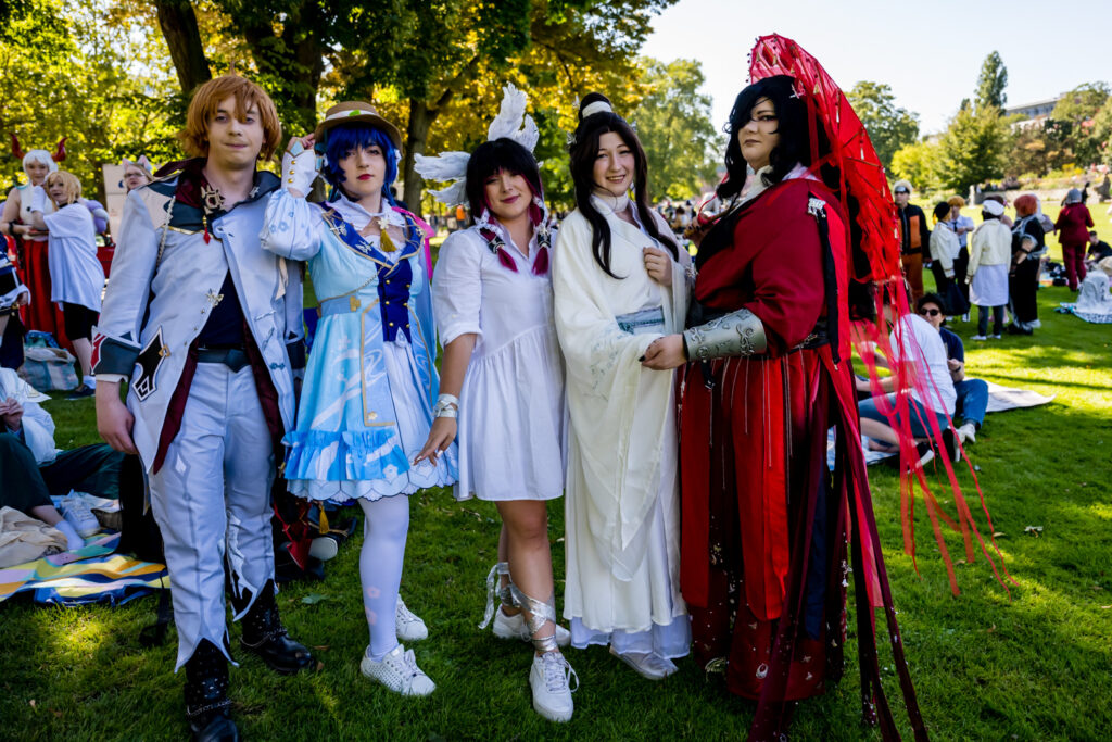An diesem Wochenende, von Freitag, dem 5. September, bis Sonntag, dem 7. September, verwandelt sich die Innenstadt wieder in eine bunte Bühne für Anime- und Manga-Fans. Die Convention Connichi findet zum dritten Mal im RheinMain CongressCenter (RMCC) statt und erwartet Tausende von Besucherinnen und Besuchern in fantasievollen Kostümen