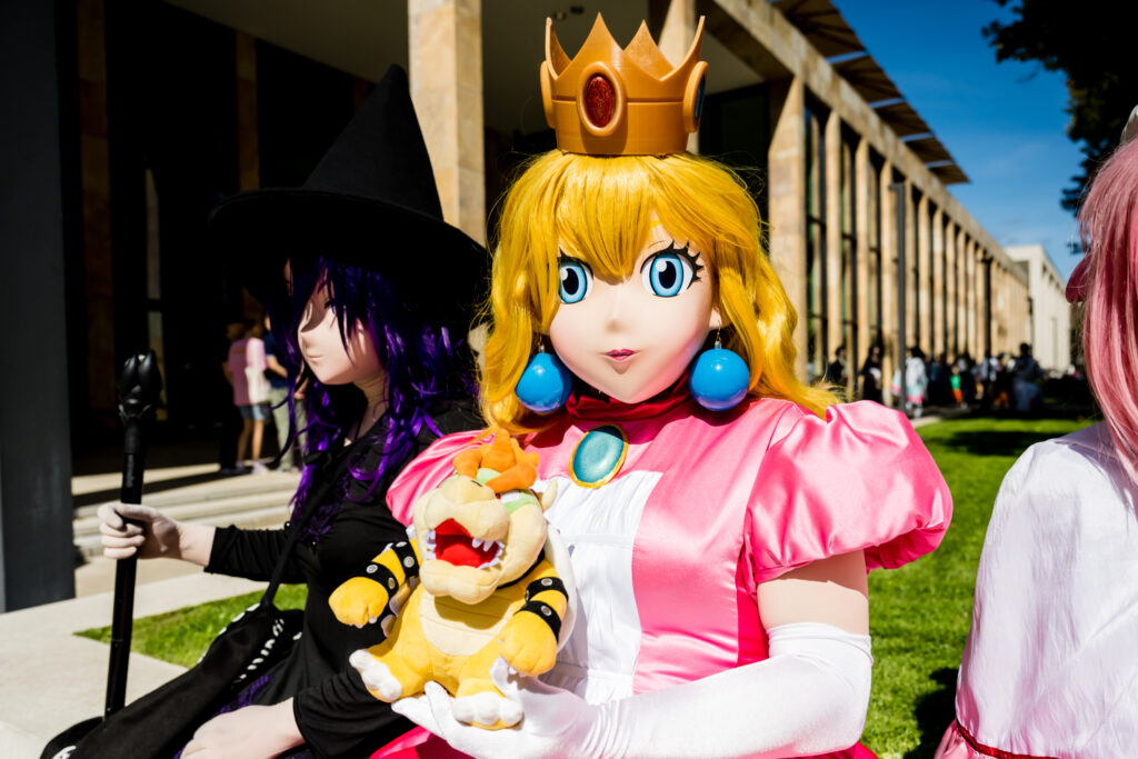 An diesem Wochenende, von Freitag, dem 5. September, bis Sonntag, dem 7. September, verwandelt sich die Innenstadt wieder in eine bunte Bühne für Anime- und Manga-Fans. Die Convention Connichi findet zum dritten Mal im RheinMain CongressCenter (RMCC) statt und erwartet Tausende von Besucherinnen und Besuchern in fantasievollen Kostümen