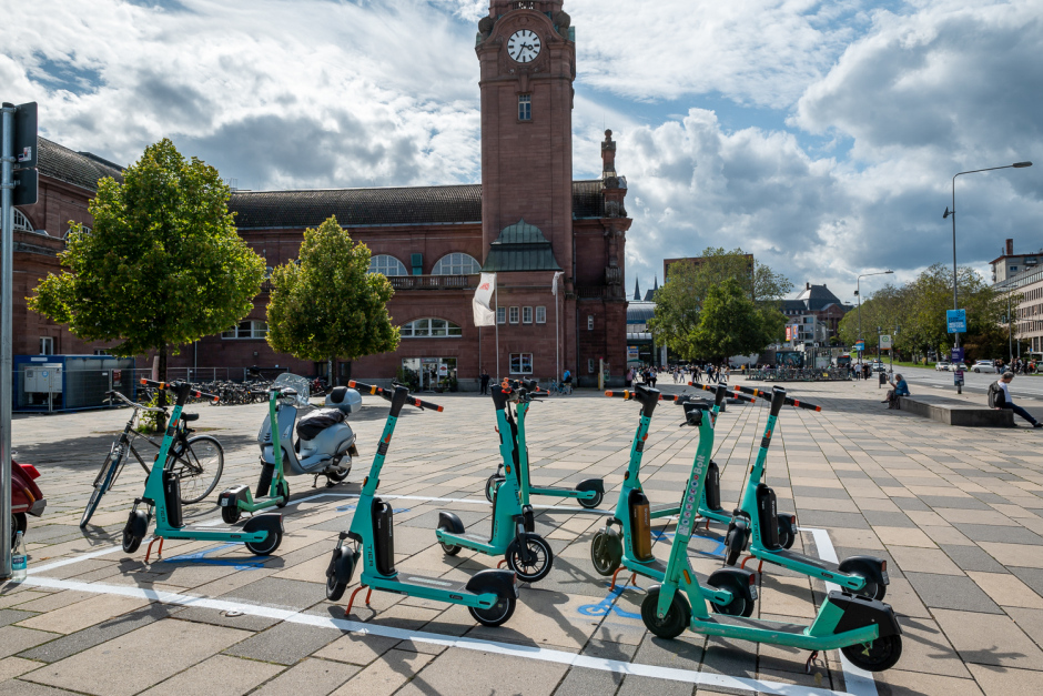 Die E-Roller Abstellzonen haben Ordnung in die Wiesbadener Innenstadt gebracht.