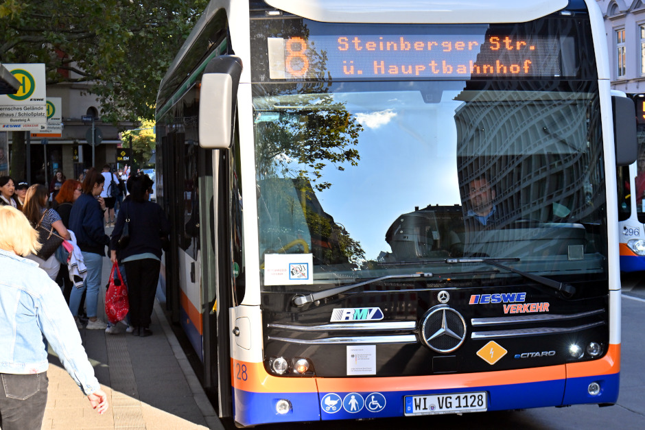 Sicher unterwegs: ESWE Verkehr bietet Seniorinnen und Senioren Training zum Busfahren.