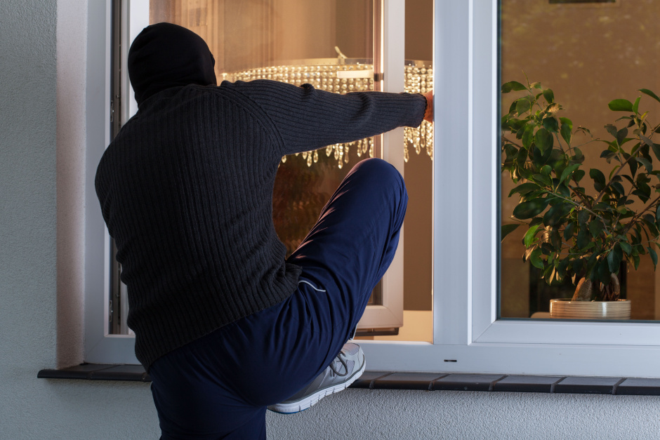 Einbruch in Einfamilienhaus am Freitagabend in Wiesbaden-Sonnenberg. Die Täter hebelten dazu ein Fester auf.