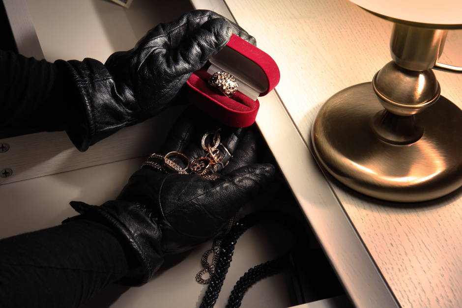 Einbrecher entwendet Schmuck aus Wohnung in Wiesbaden.