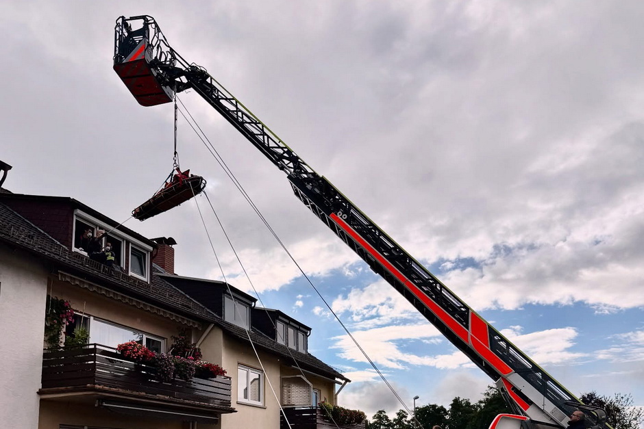Verletzte Person über Drehleiter geretett