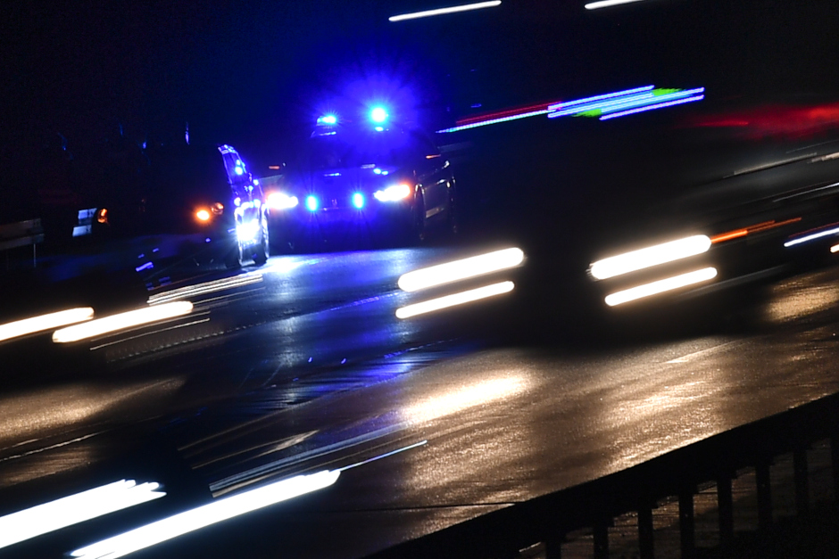Eine vermeintliche Autopanne auf dem Standstreifen der A66 in der Nacht von Montag auf Dienstag endete für einen 42-jährigen Mann mit der Festnahme. Die Autobahnpolizei fand einen volltrunkenen Fahrer, der nicht nur ohne gültigen Führerschein unterwegs war, sondern auch per Haftbefehl gesucht wurde.