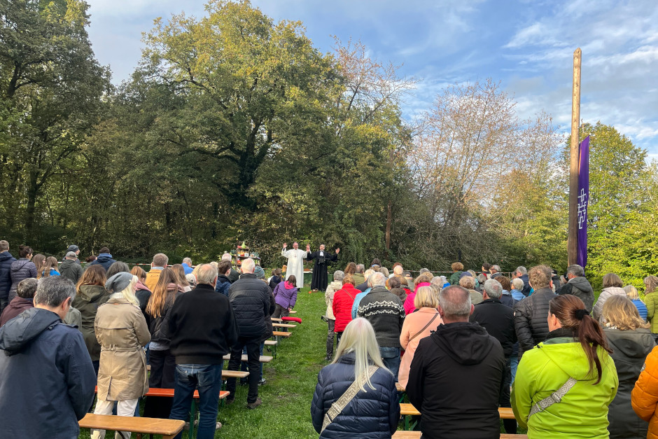Erntedankgottesdienst unter freiem Himmel, Brotbackaktion und regionale Leckereien – Bierstadt feiert mit Herz und Tradition im Fichter Wald.
