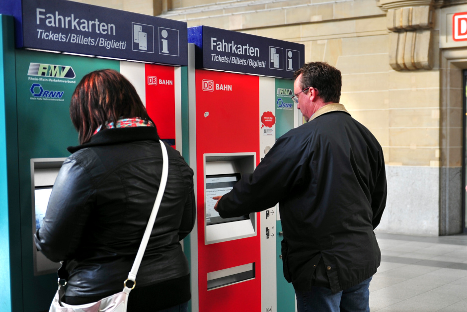 Ab 1. Januar 2026 bricht beim RMV eine neue Ticket-Ära an: Der bundesweite Erfolg des Deutschland-Tickets macht viele regionale Fahrkarten überflüssig, das Sortiment wird kräftig ausgedünnt und die Preise steigen um durchschnittlich 4,75 Prozent. Für Fahrgäste verspricht das neue Jahr ein deutlich übersichtlicheres Tarifangebot – mit weniger Ausnahme- und Spezialtickets, aber klaren Alternativen für Pendler, Vielfahrer und Gelegenheitsnutzer.