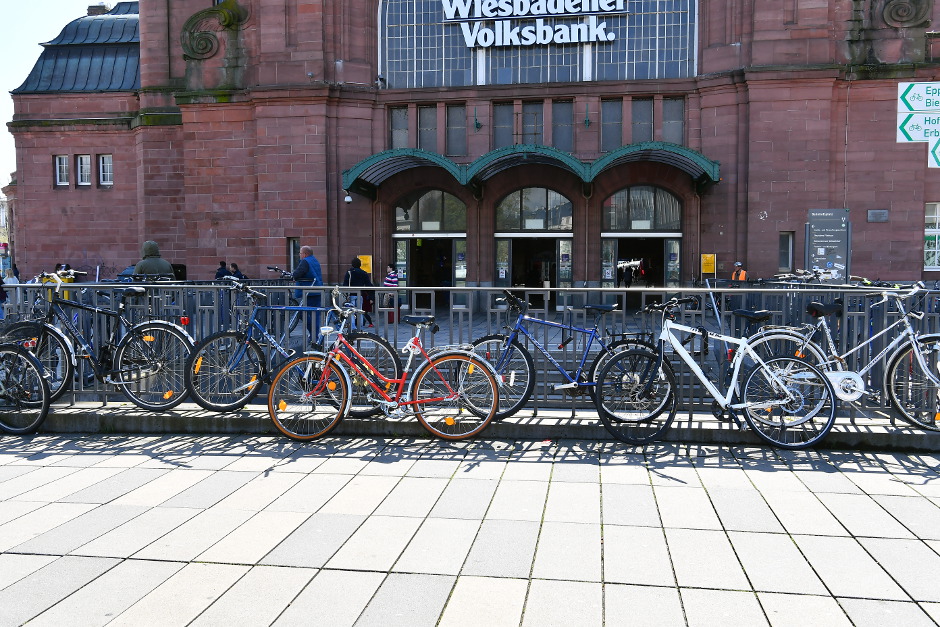 Wiesbaden entfernt Schrottfahrräder am Hauptbahnhof – Platz für neue Abstellmöglichkeiten
