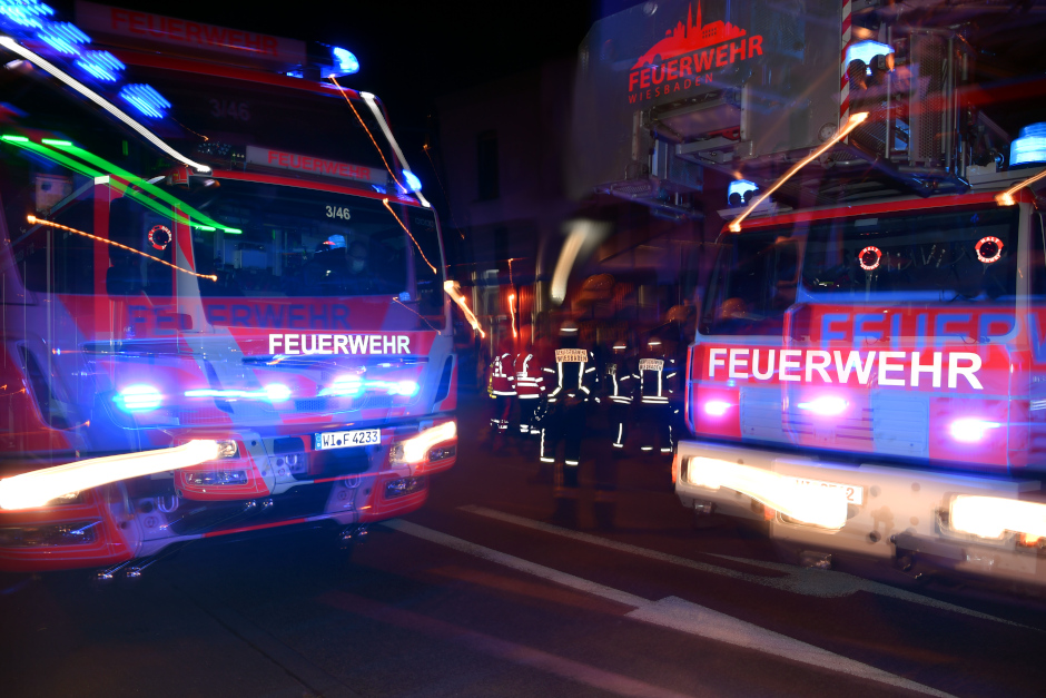 Nächtlicher Spaziergang auf Baugerüst: Einsatz an der St. Bonifatius Kirche in Wiesbaden für Feuerwehr und Polizei.
