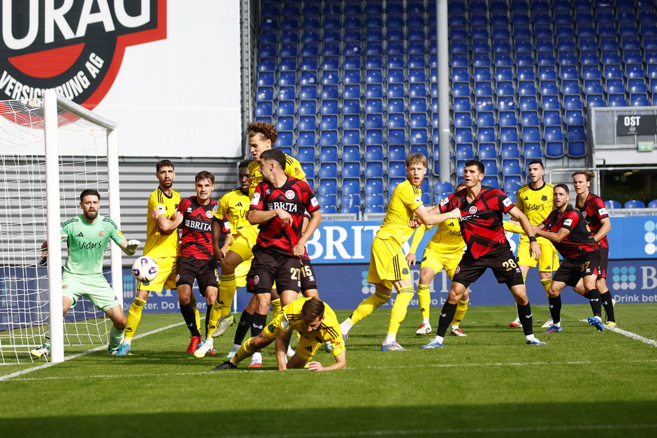 SV Wehen Wiesbaden gegen 1. FC Saarbrücken
