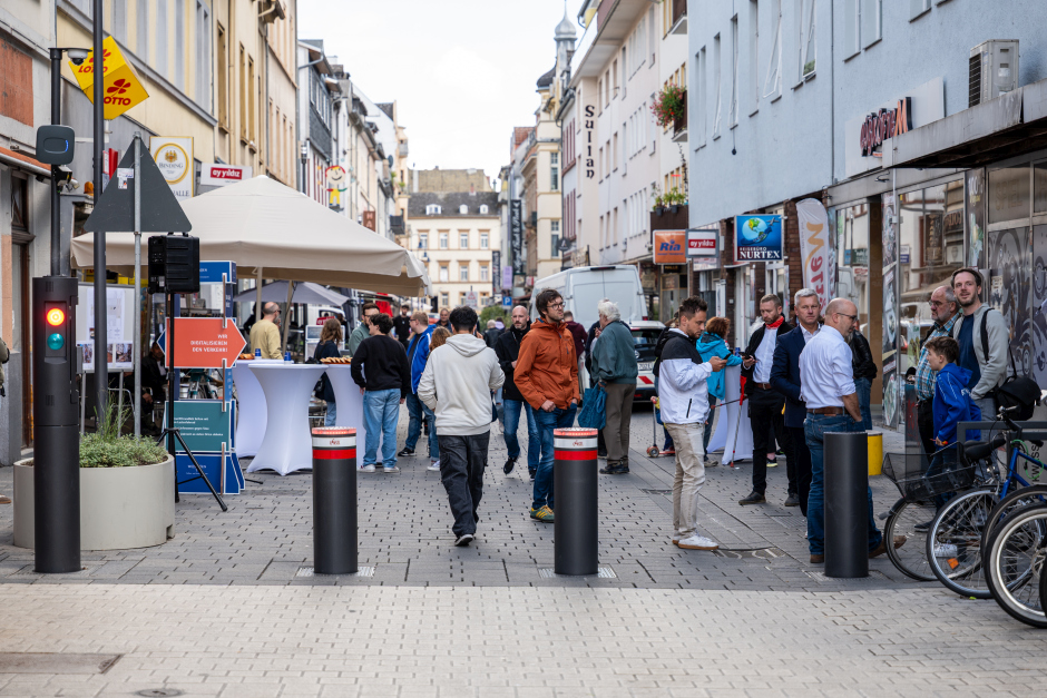 Neue Fußgängerzone Wellritzstraße in Wiesbaden. Poller im Testbetrieb, 2. Bauabschnitt startet.