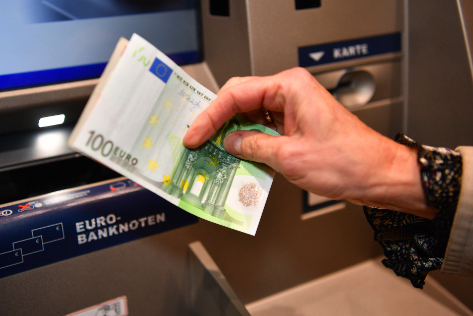 Ein Senior aus Mainz-Kastel ist am Mittwochnachmittag einem perfiden Betrug zum Opfer gefallen. Zwei Männer gaben sich als Bankmitarbeiter aus, um an seine Bankkarte und die PIN zu gelangen. Anschließend hoben sie einen vierstelligen Betrag vom Konto des Mannes ab.