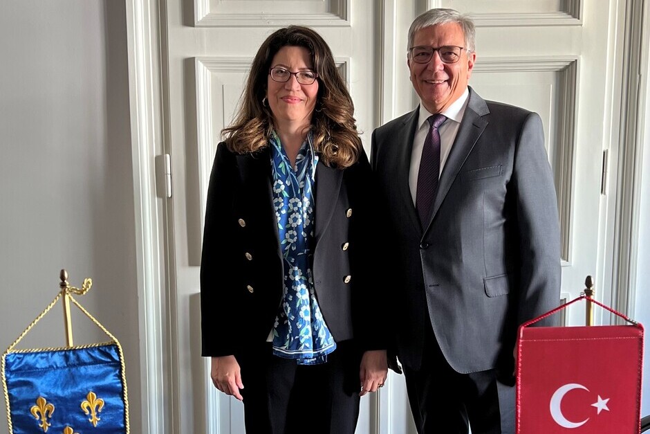Wiesbadens Oberbürgermeister Mende empfängt die türkische Generalkonsulin Akdevelioğlu im Rathaus.