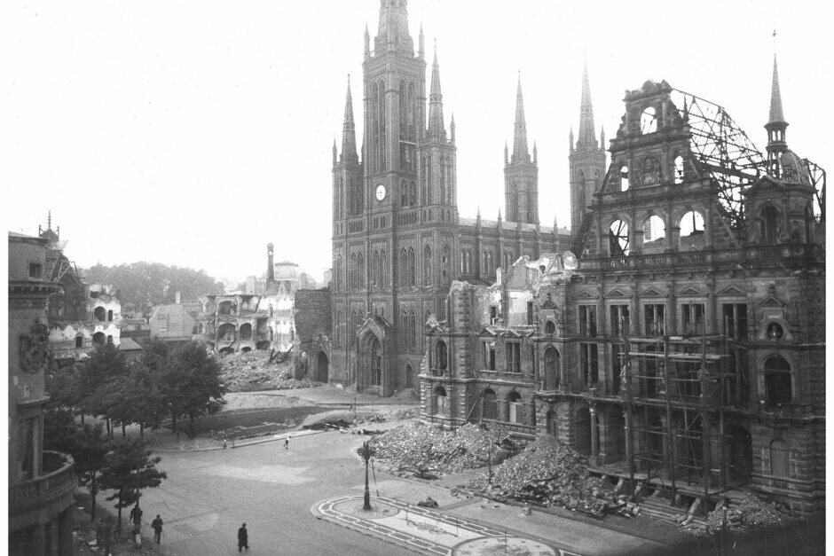 Wiesbaden bietet kostenlose Vorträge und Führungen zum Alten und zum Neuen Rathaus und zur Geschichte des Schlossplatzes.