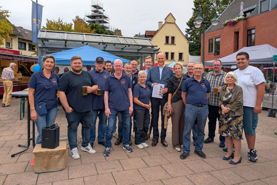Der Dotzheimer Wochenmarkt hat am Donnerstag auf dem Pfarrer-Luja-Platz seinen ersten Geburtstag gefeiert – und das mit einem bunten Programm, zahlreichen Gästen und Glückwünschen aus der Stadtpolitik. Schon nach einem Jahr ist der Markt nicht mehr aus dem Stadtteil wegzudenken: Er ist zu einem Treffpunkt für Nachbarn, Familien und Genießer geworden.