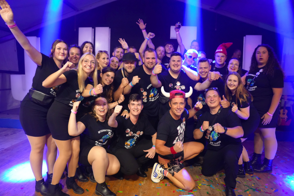 Das Ländchen steht Kopf! Vom 25. bis 28. September verwandelt sich Erbenheim in eine absolute Partyhochburg. Die diesjährige Erbenheimer Kerb verspricht ein unvergessliches Wochenende, das Tradition mit ausgelassener Feierstimmung verbindet. Ein besonderes Highlight ist die Mega-Malle-Party mit Stars direkt von der Playa de Palma.
