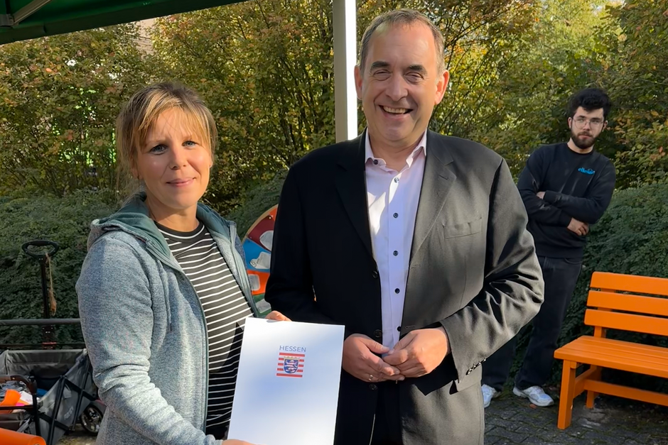 Finanzminister Lorz fördert die Wiesbadener Bürgerinitiative „Klarenthal lebt Demokratie“ mit 4.000 Euro.
