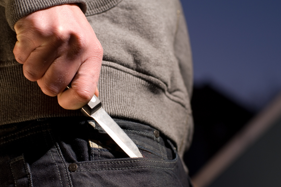 Am Dienstagabend wurden zwei Passanten im Bereich des Elsässer Platzes in wiesbaden mit einem Messer bedroht. Ein unbekannter Mann, der ein Küchenmesser in der Hand hielt, lief unvermittelt auf die beiden zu. Den Passanten gelang es, zu fliehen, ohne dass Schlimmeres passierte.
