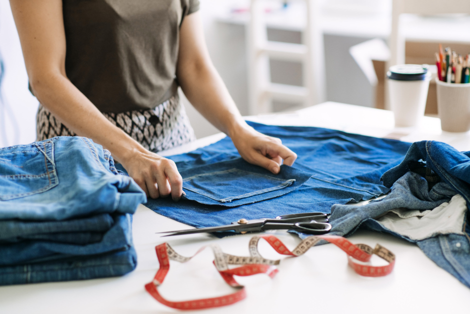Upcycling-Angebot: Neuer Look für alte Kleidung. Workshop im Umweltladen Wiesbaden.