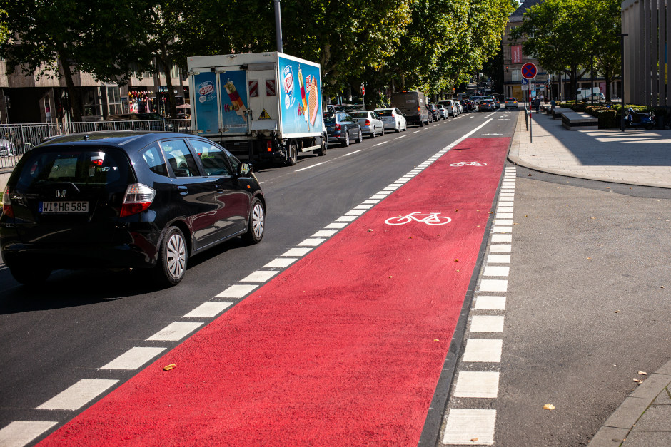 Neuer Radfahrstreifen in der Unteren Rheinstraße – Sicher unterwegs in Wiesbaden